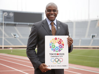 American Sprinter Carl Lewis showing his support for Tokyo 2020 at the National Stadium (Tokyo 2020 photo)