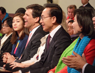 (L to R) Olympic Gold Medalist Yuna Kim; Special Olympics Chair Tim Shriver, Korean President Lee Myung-bak and PyeongChang 2013 Chair and congresswoman Kyung Won Na (GamesBids Photo)