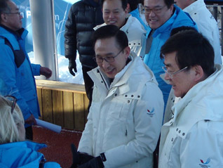 Korean President Lee Myung-bak greets international reports in PyeongChang