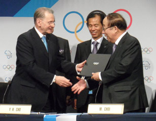 IOC President Jacques Rogge (left) Gangwon Governor Moon Soon Choi, and KOC Chairman YS Park.