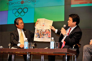 Tsunekazu Takeda, President of the Japanese Olympic Committee and Hidetoshi Maki, Deputy Director General of Tokyo 2016, showcase the JOC’s six new Gold Partners as a sign of corporate backing for sport (PHOTO: Photo Kishimoto)