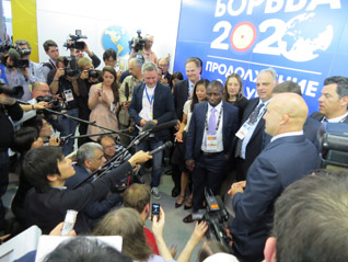 Reporters crowd around the Wrestling Federation bid team led by President Nenad Lalovic after announcement (GB Photo)