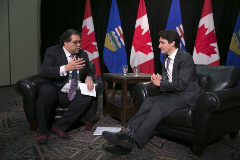 Canada's Prime Minister Justin Trudeau (right) meets with Calgary Mayor Naheed Nenshi on December 21, 2016 (Photo: Twitter @JustinTrudeau)
