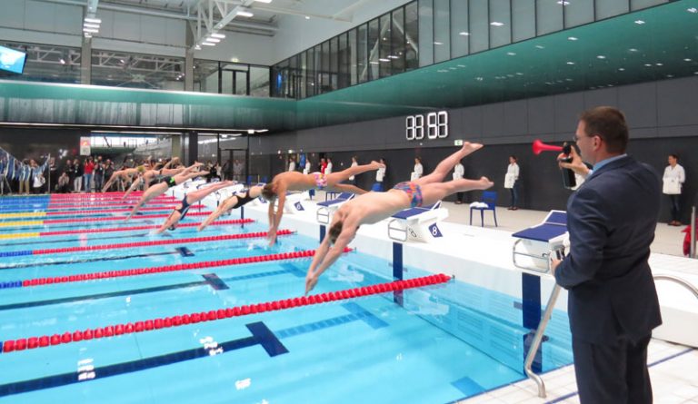 Budapest 2024 Chair Balasz Furjes (right) signals start of ceremonial first race among Hungarian swimmers at new Danube Arena (GamesBids Photo)