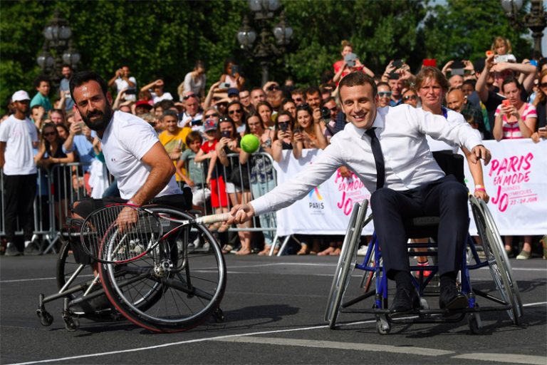 French President Emmanuel Macron and Paralympian Michael Jeremiasz celebrate Olympic Day in Paris (Paris 2024 Photo)