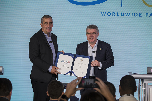 IOC President Thomas Bach (left) signs sponsorship agreement with Intel in New York (IOC Photo)