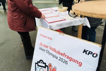 Passersby sign KPÖ petition calling for referendum over Graz 2026 Olympic Winter Games bid (KPÖ Photo)