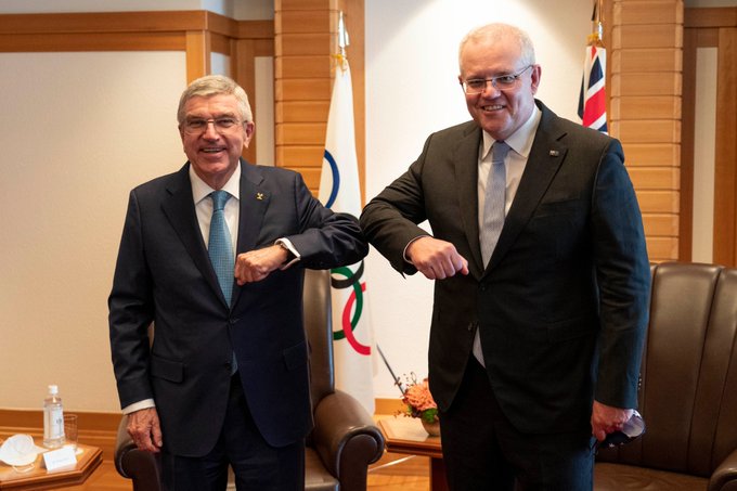 IOC President Thomas Bach (left) meets with Australian Prime Minister Scott Morrison in Tokyo on Nov. 17, 2020 (IOC Photo/Twitter)