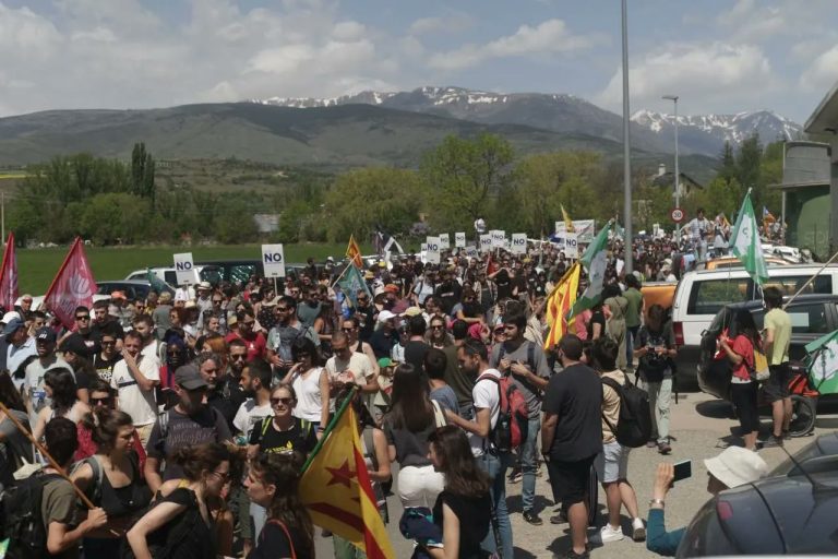 Up to 2,000 people demonstrate against Pyrenees-Barcelona 2030 Olympic Winter Games bid in Puigcerdà, Spain May 15, 2022 (Photo: Twitter/@bernatpirineus)
