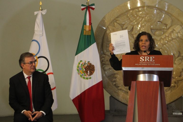 Mexico's Secretary of Foreign Affairs Marcelo Ebrard Casaubon (left) and president of the Mexican Olympic Committee (COM) María José Alcalá Izguerra announce the candidacy of Mexico to host the 2036/2040 Olympic Games (COM photo, Oct. 26, 2022)